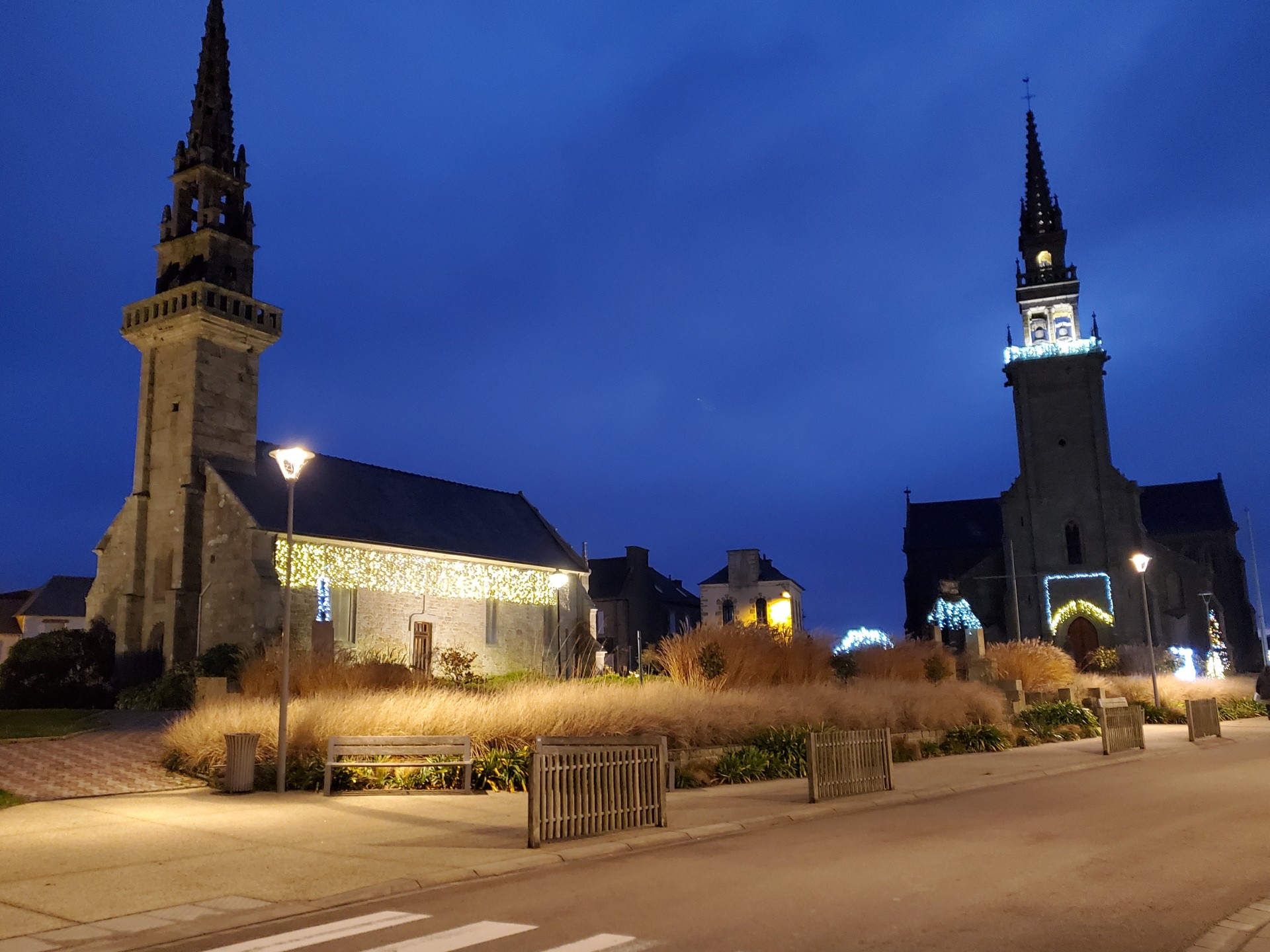 Chapelle plus eglise bourg