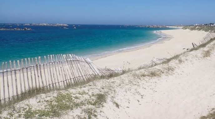 Plage boutrouilles a 300m avec poste de secours et ecole de surf 